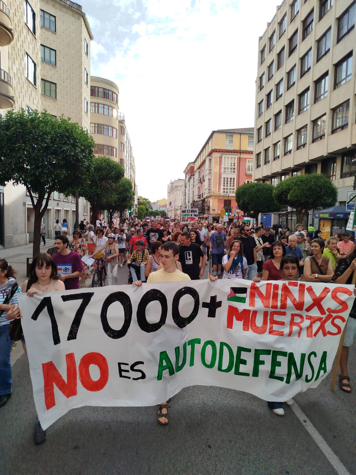 Muchedumbre de cientos de personas manifestándose tras la pancarta BURGOS CON PALESTINA
